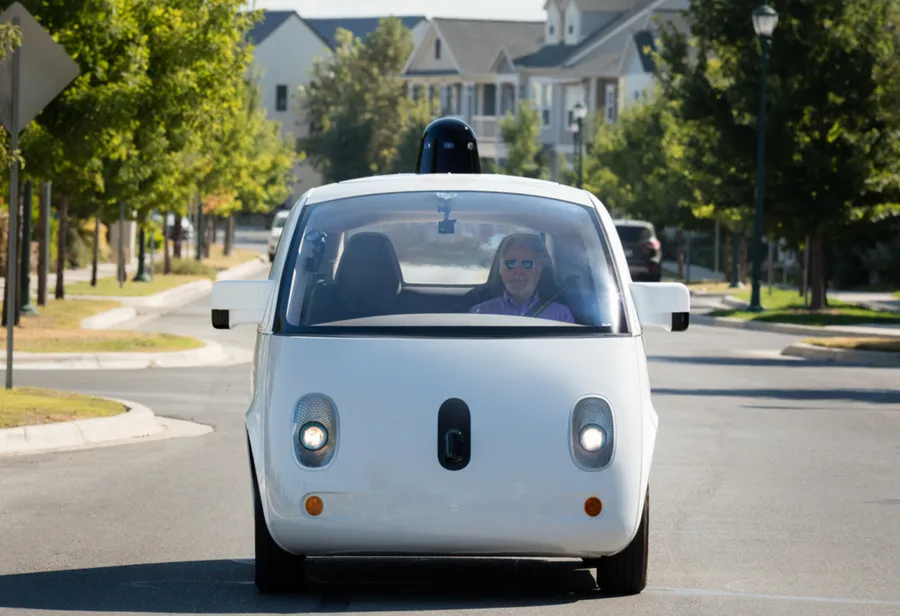 Google旗下的Waymo螢火蟲原型無人車退役，換600台迷你自駕廂式車上路