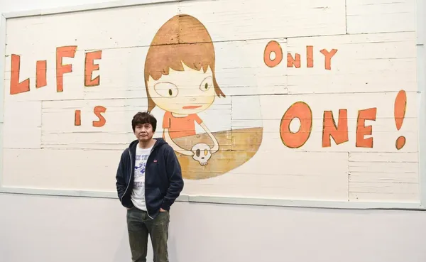 奈良美智與作品合照.jpg