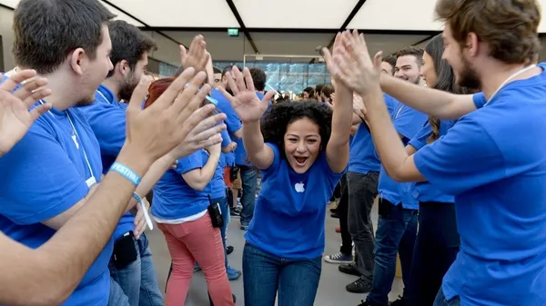 Employees-at-apples-Genius-Bar.jpg