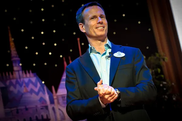 Tom_Staggs_on_stage_at_the_Disney_Social_Media_Mom