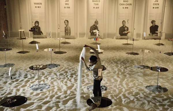 文博會主題館選品區地面鋪上大量回收玻璃製成的琉璃砂，觀眾看展時必須脫鞋體驗，用腳感受臺灣在地的玻璃產
