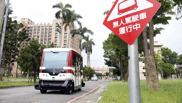 全台第一輛無人駕駛巴士在台大水源校區試營運，本月 8 日起預約搭乘 