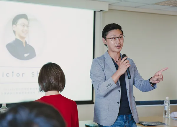 圖256ˇ333二：AppUniverz 理事長 Victor勉勵學員善用在培訓課程中的所學來達成創