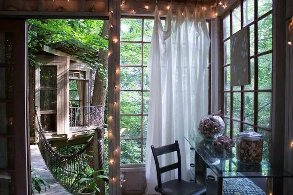 Secluded_Intown_Treehouse_02.jpg
