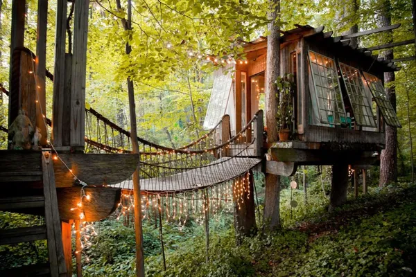Secluded_Intown_Treehouse_03.jpg