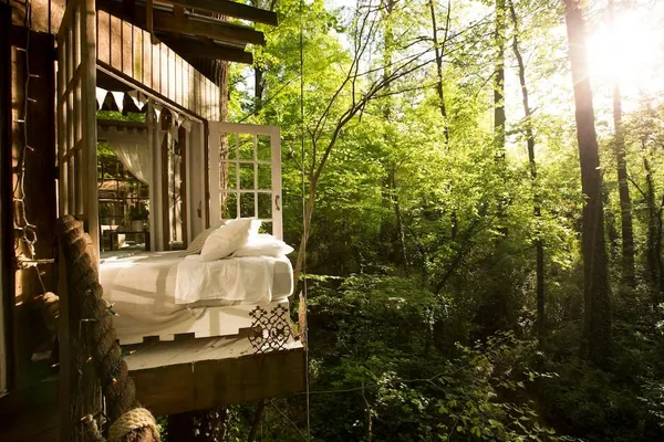 Secluded_Intown_Treehouse_06.jpg
