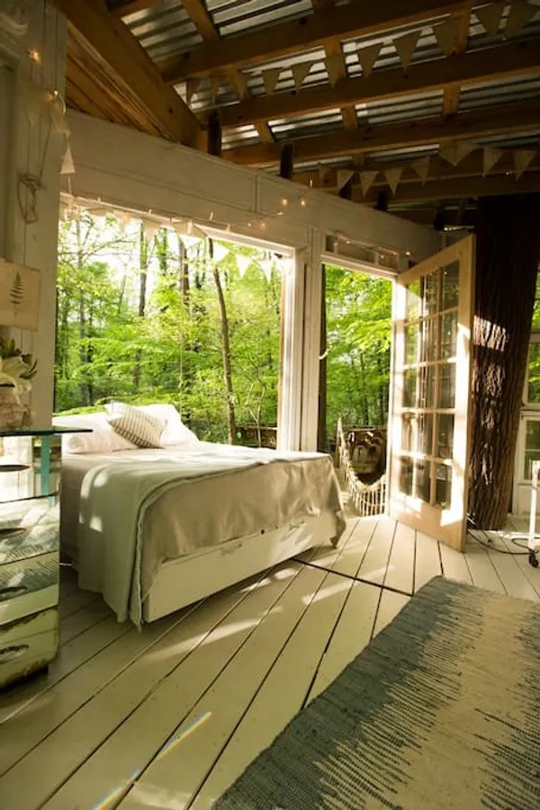Secluded_Intown_Treehouse_08.jpg