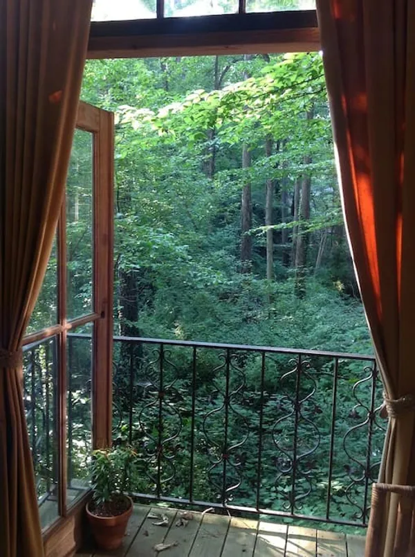 Secluded_Intown_Treehouse_09.jpg