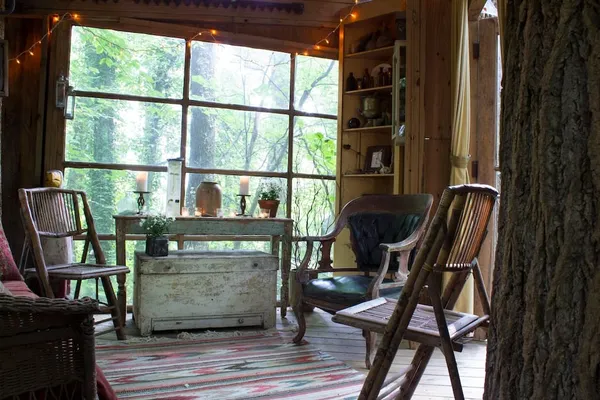 Secluded_Intown_Treehouse_14.jpg