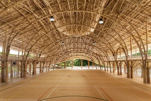 在自由的風裡奔跑！泰國清邁的竹造體育館，實踐零碳足跡建築