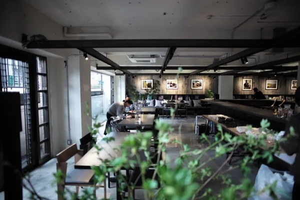 到東京建築事務所的員工餐廳用餐！結合飲食、閱讀、生活道具、展覽的「社食堂」