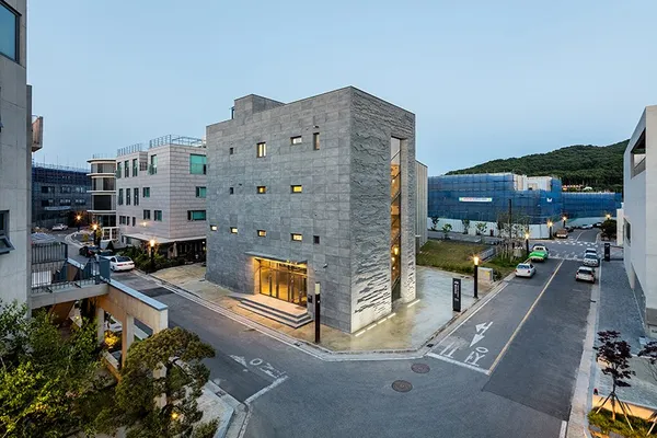 彩虹出版社_百層書架大樓02.jpg
