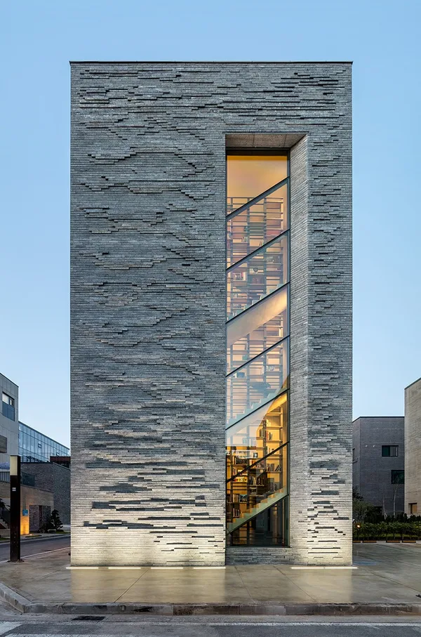 彩虹出版社_百層書架大樓03.jpg