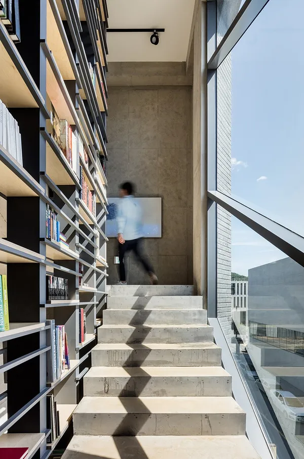 彩虹出版社_百層書架大樓06.jpg