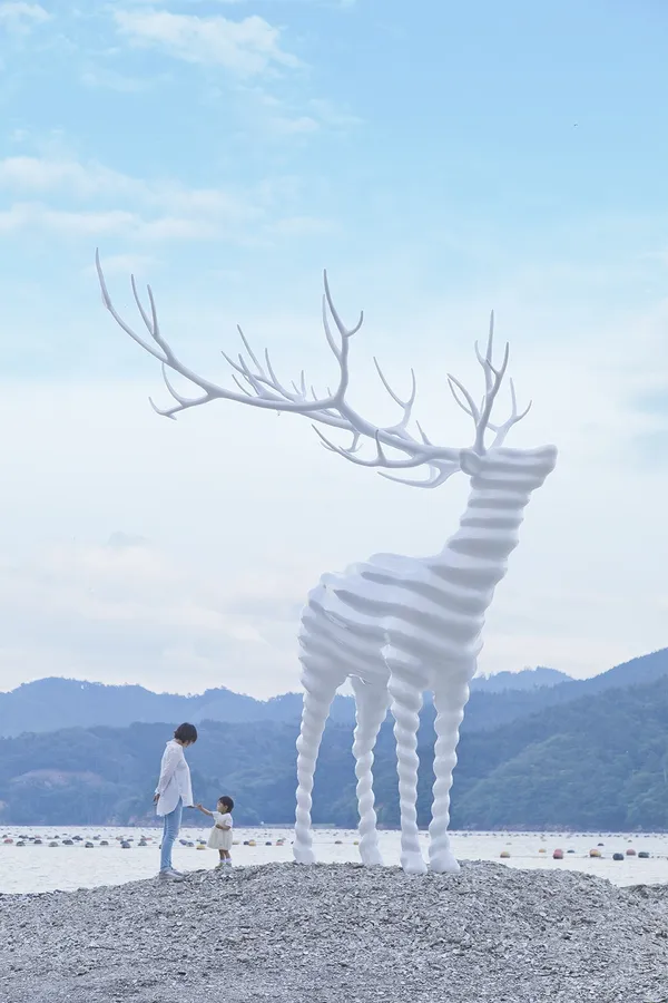名和晃平的作品《White Deer》.jpg