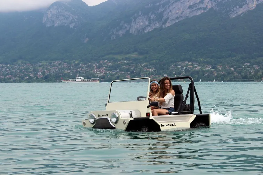 上山下海只要一台！整台法國製造的 Moke Amphibious 水陸兩用車