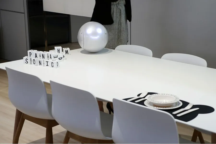 Panasonic 展出暖心的概念款機器人保姆 Social Robot