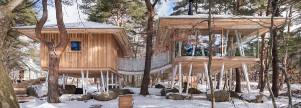 靜享雪地森林之美，輕倚山腳的「一年計畫」度假屋