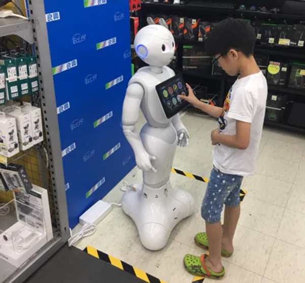 良興在門市引進Pepper人型機器人，直覺上手的操作介面，讓孩童顧客也能輕鬆查詢。