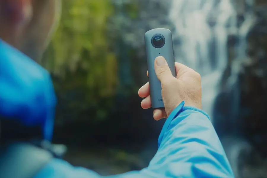 360 度全景 4K 攝影！RICOH 的 theta V 相機