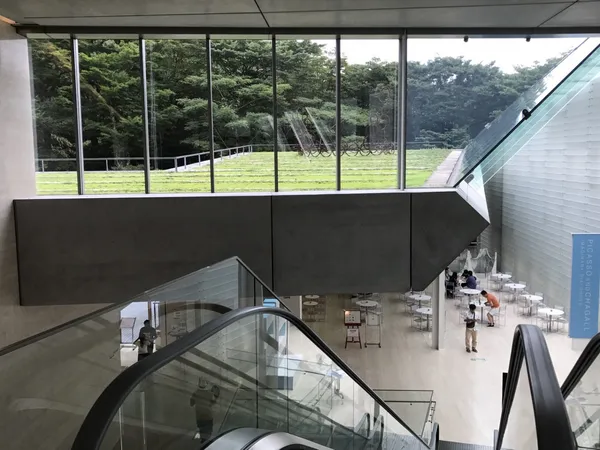 POLA美術館-畫家會怕建築師搶了其光彩？裡外每個角落都很有畫面。.jpg