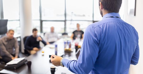  “I will introduce…” 上班族做簡報時很常講，但聽起來怪怪的 4 句英文