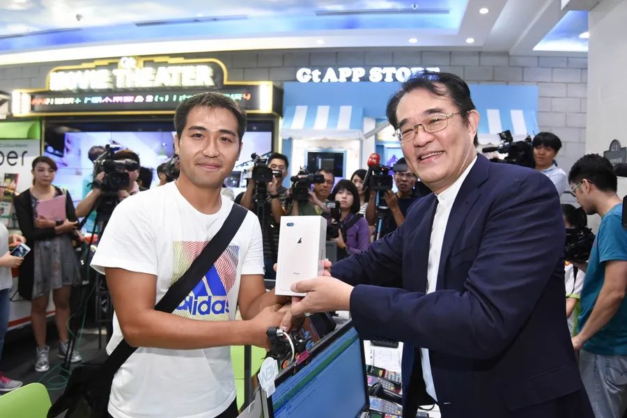 亞太電信萬屏齊發迎iPhone 8！機皇齊聚強勢出擊