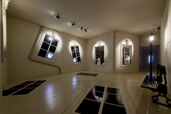 愛馬仕奇境漫遊_Room 10_間諜之眼(1).jpg