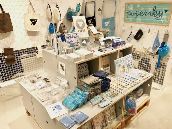 在地上幻想天空上的閱讀，虛擬機內誌《PAPERSKY》實體商店銀座LOFT開幕