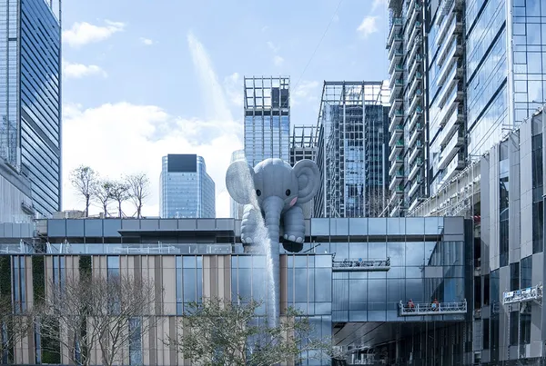 【影片】身長12米、重達30噸，霍夫曼的抱抱象「Bubblecoat Elephant」正式現身！