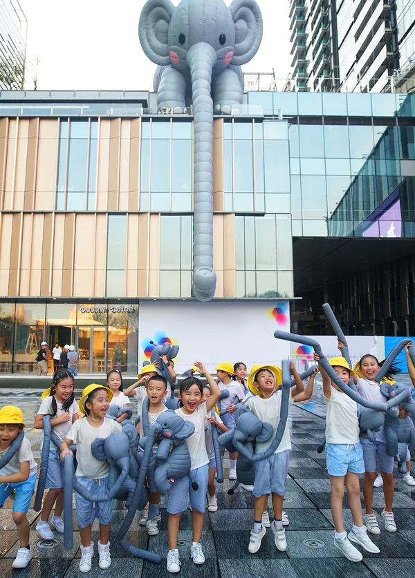 深圳抱抱象_Bubblecoat Elephant08_Kids.jpg
