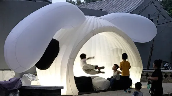 月兔降臨地球！？北京胡同裡的大兔耳充氣涼亭