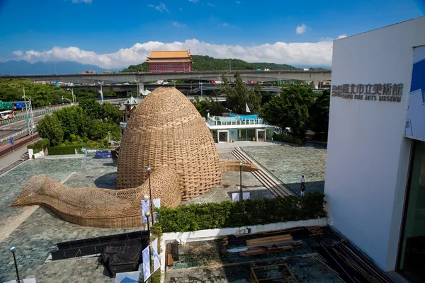 藝術在戶外 ！北美館舍暫歇息，竹編《庇護所》接棒賞工藝