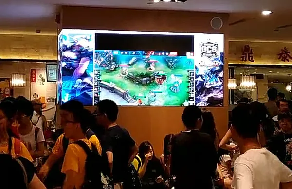 圖說：透過軟硬體整合技術，可串聯場域內多個數位看板共同直播，並且可偵測人流與人臉辨識搜集更多數據資訊