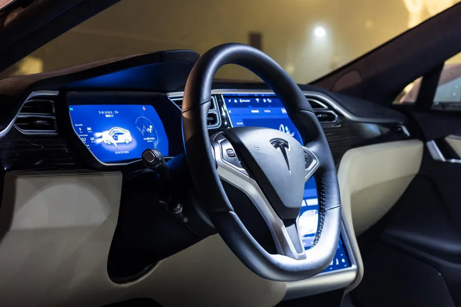 特斯拉控中國小鵬汽車竊取機密，前華裔員工坦承私藏Autopilot原始碼