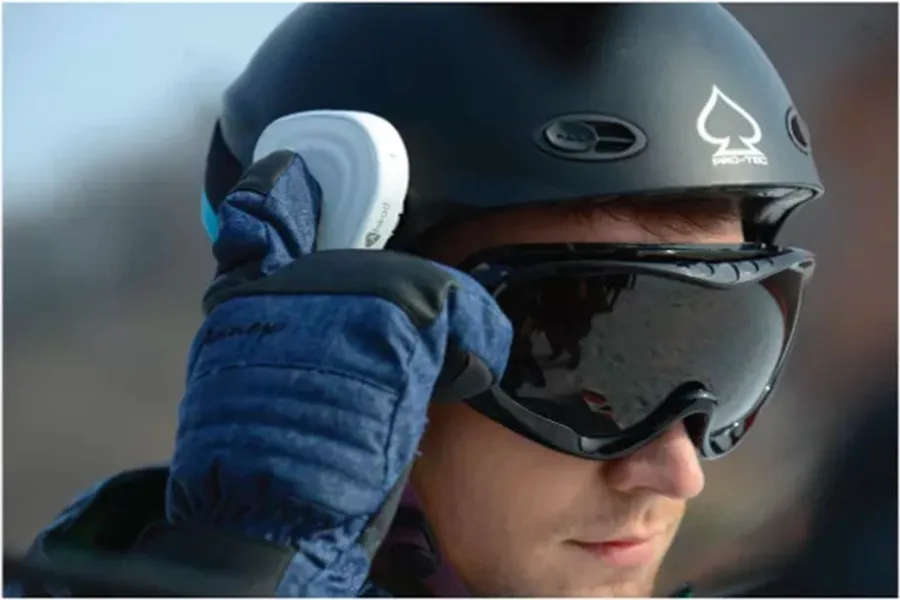 快把安全帽裝上 Ahead！講電話不再靠耳機