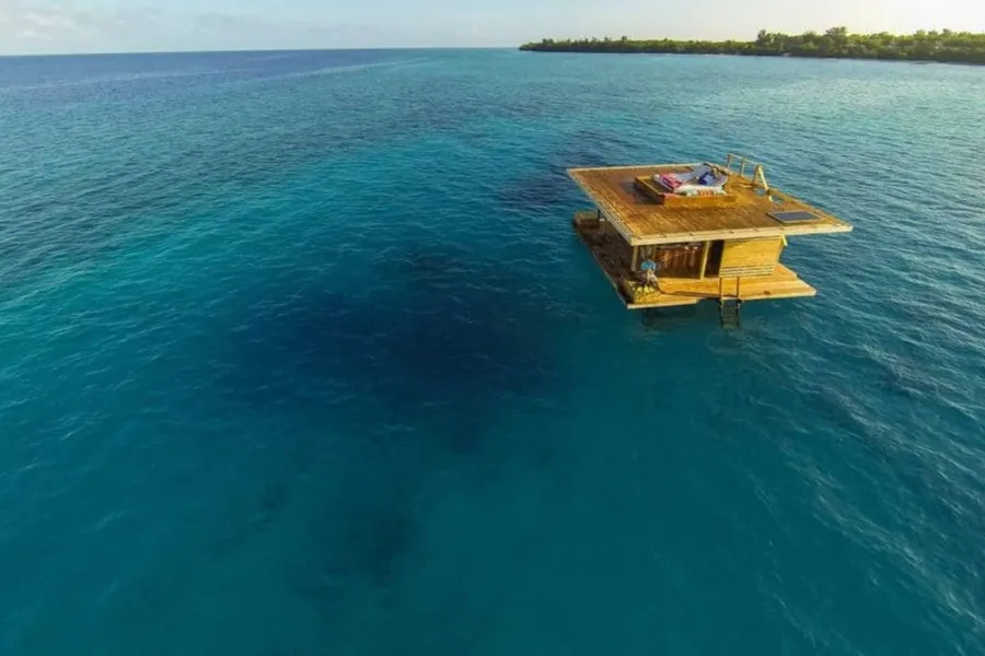 像小美人魚住在海裡！Manta Resort underwater room 水下飯店