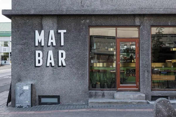 冰島人氣餐廳 Mat Bar 的設計看似簡單，實則對色彩和圖形搭配都很講究
