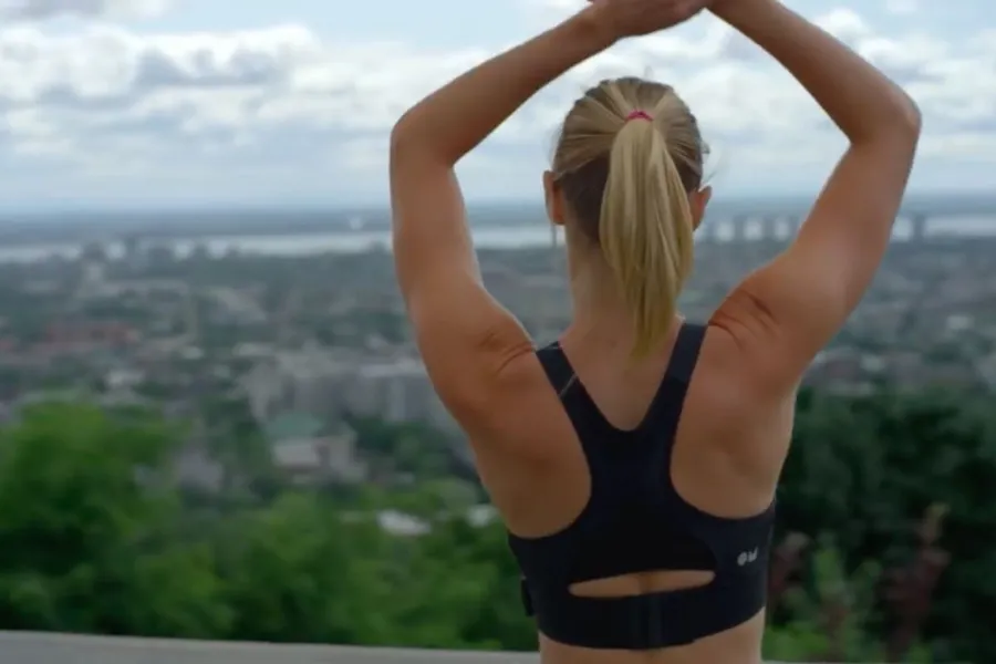 運動手環好礙事？智慧運動內衣 OMbra 讓您運動更自在