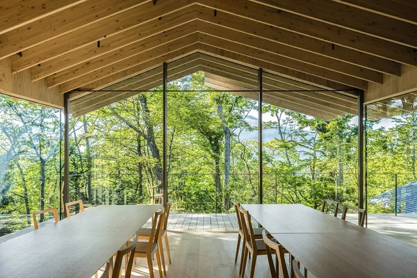 感受被綠意輕輕圍繞的自在：隈研吾於輕井澤作品Roof / Birds