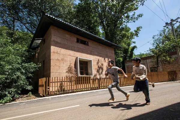 世界建築節大獎揭曉，年度最佳建築是這間位於雲南的夯土農舍！