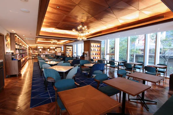 TSUTAYA BOOKSTORE松山站前店 2F座位區-1.JPG