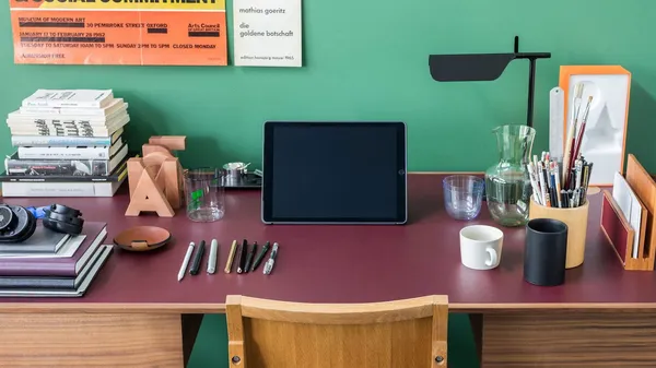 建築師、策展人、雜誌內容總監的辦公桌長什麼樣？「Desk Top」攝影展揭秘！