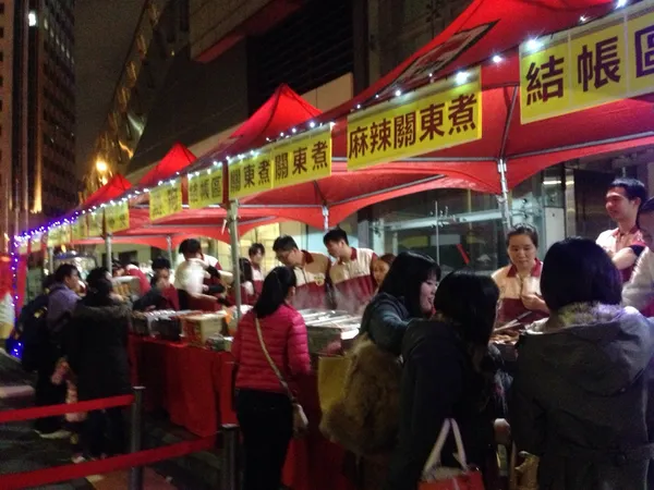 7-ELEVEN於統一時代百貨前增設攤位，便利民眾購買熱食.jpg