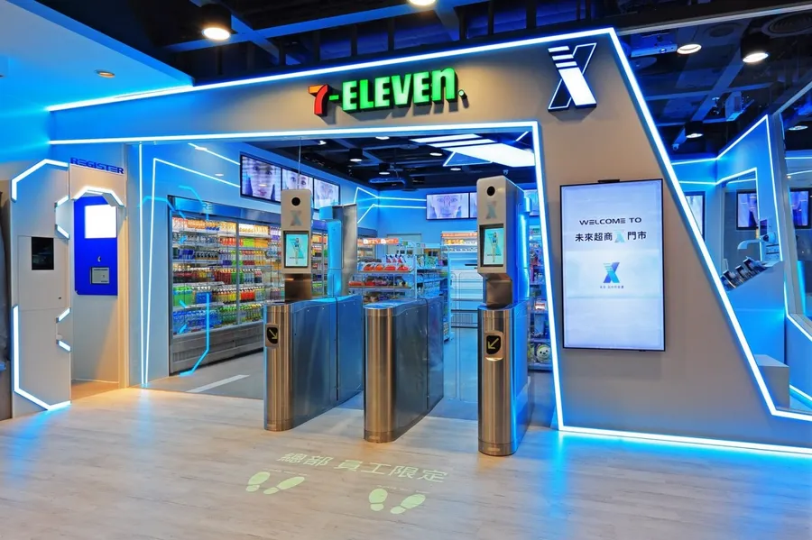7-11和全家同一天發表新店型！都是導入高科技的店面，哪裡不一樣？
