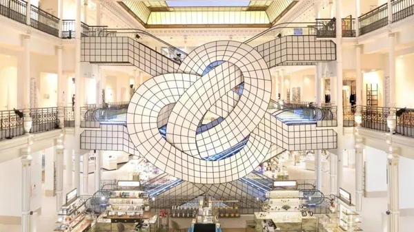 巴黎_Le Bon Marche_在天空下.jpg