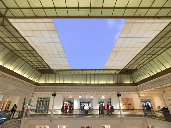 巴黎_Le Bon Marche_在天空下.jpg