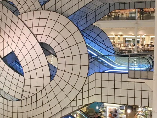 巴黎_Le Bon Marche_在天空下.jpg