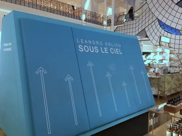 巴黎_Le Bon Marche_在天空下.jpg