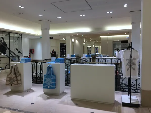 巴黎_Le Bon Marche_在天空下.jpg